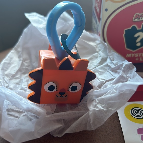 Pet Simulator Lion McDonald’s happy meal toy and Mystery Pet - Picture 4 of 6